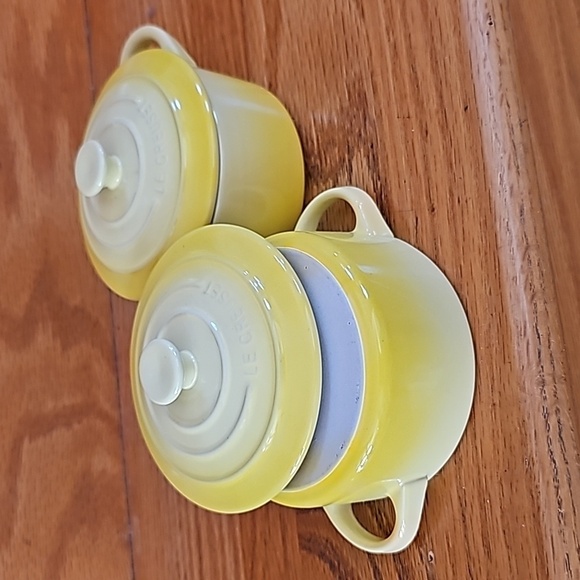 NWT Set of 2 Le Creuset 10cm Mini Round 8oz Cocotte Baking Dishes EASTER Yellow - Picture 4 of 4